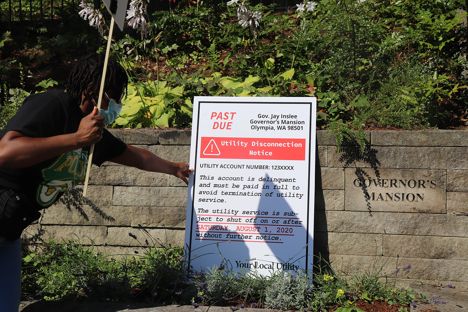 Yolanda placing a giant shut-off notice in front of the Governor's Mansion